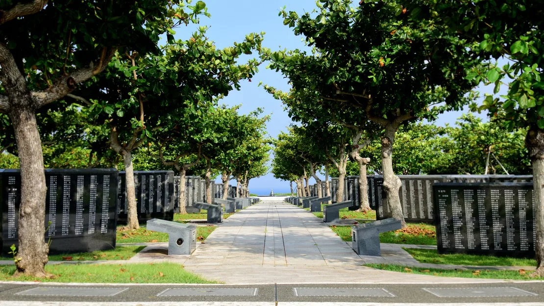 沖縄南部 戦跡めぐり貸切タクシー半日ツアー（3時間）｜旧海軍司令部壕・平和祈念公園・ひめゆりの塔